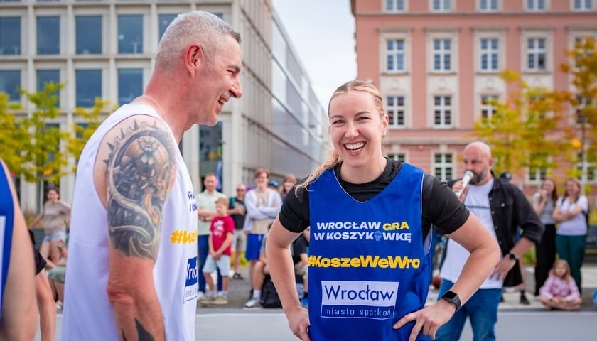 <p>Martyna Pyka i Maciej Zieliński na meczu koszyk&oacute;wki na pl. Nowy Targ</p>
