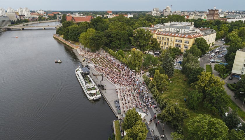 <p>Koncert ze statku Vratislavia na Odrze na Bulwarze Dunikowskiego</p>