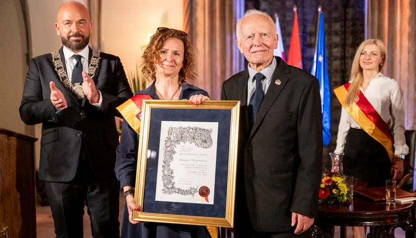 Prezydent Jacek Sutryk, przewodnicząca Rady Miejskiej Wrocławia Agnieszka Rybczak i prof. Andrzej Wiszniewski wyr&oacute;żniony tytułem Civitate Wratislaviensi Donatus, czyli Honorowego Obywatela Wrocławia&nbsp;