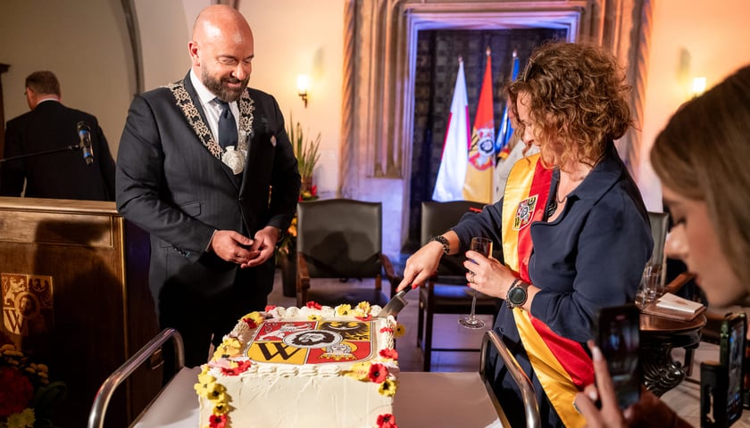 Prezydent Jacek Sutryk, przewodnicząca Rady Miejskiej Wrocławia Agnieszka Rybczak podczas uroczystej sesji Rady Miejskiej Wrocławia