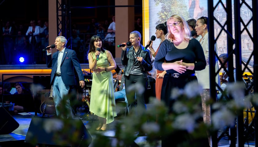 <p>Koncert &bdquo;Wrocławski Bastion Piosenki&rdquo; na Bastionie Sakwowym &ndash; wykonawcy na scenie</p>