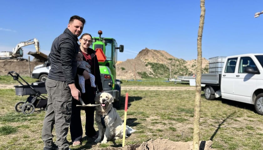 Dla Igi drzewo posadzili rodzice: Nina i Kacper, a towarzyszył im pies Racuch