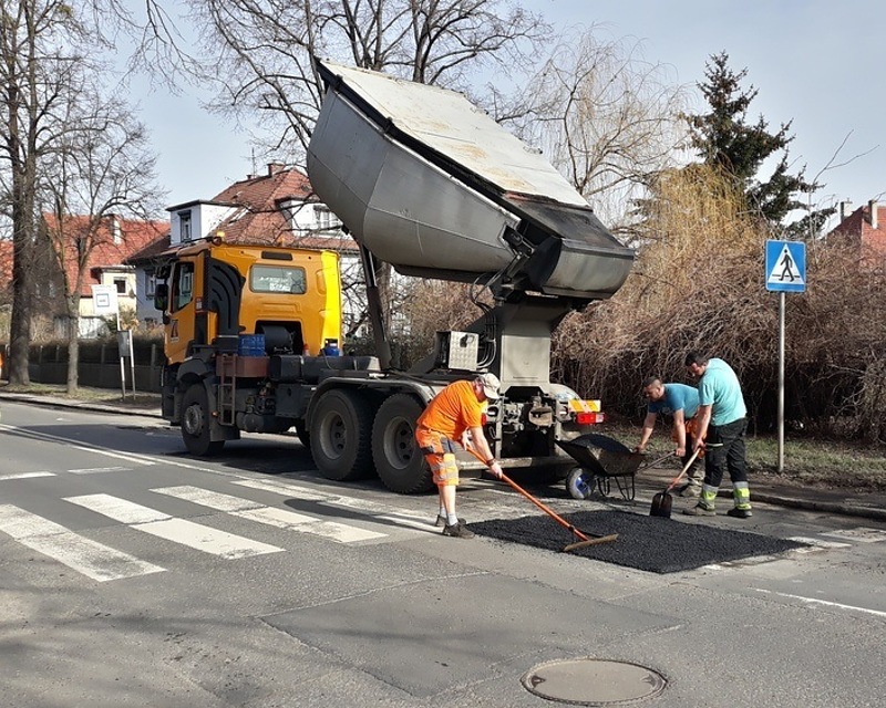 łatanie dziur po zimie