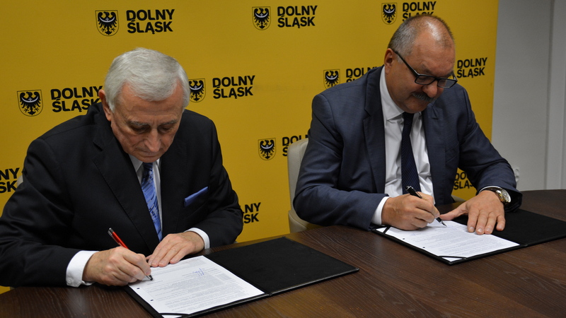 Podpisanie umowy na budowę nowego Ośrodka Diagnostyki i Terapii Nowotworów we Wrocławiu, fot. UMWD