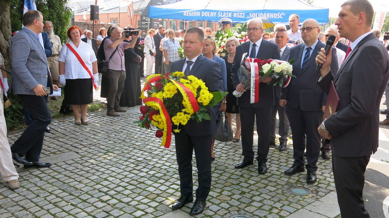 Prezydenta Wrocławia Jacka Sutryka podczas uroczystości reprezentował skarbnik miasta, Marcin Urban. Fot. Bartosz Moch