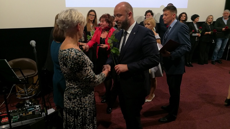 Prezydent Jacek Sutryk gratuluje wyróżnionym pracownikom MOPS Wrocław, fot. Bartosz Moch