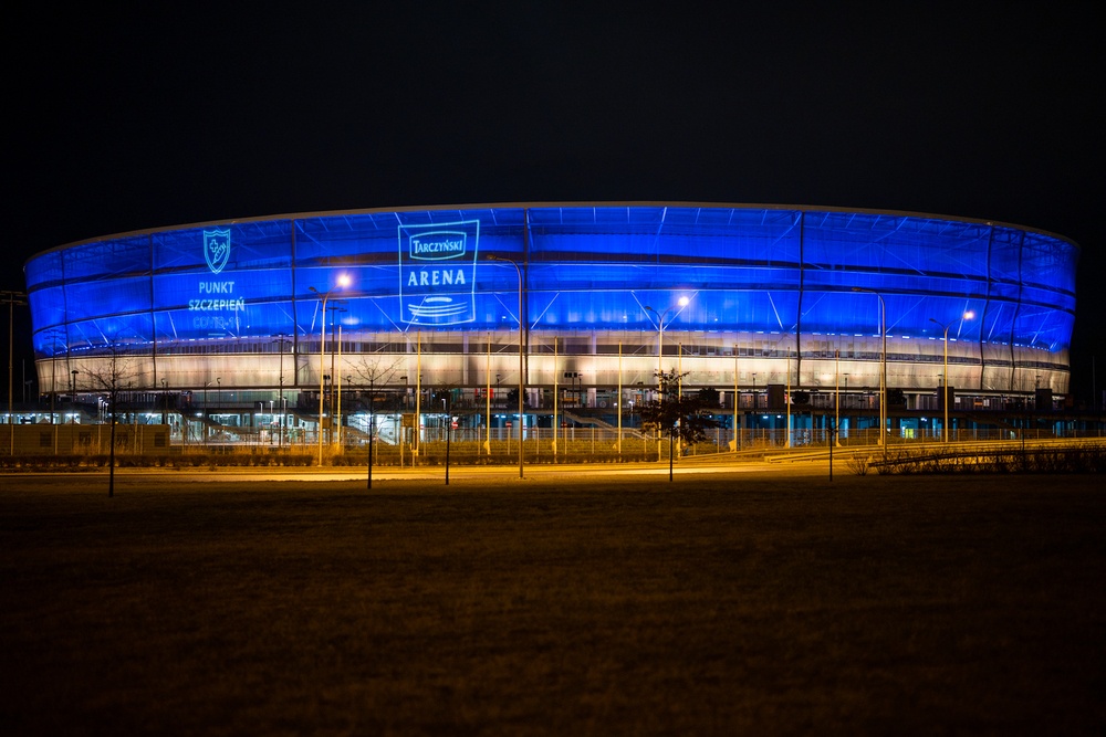 Tarczyński arena Wrocław podświetlony w barwach Ukrainy na żółłto-niebiesko