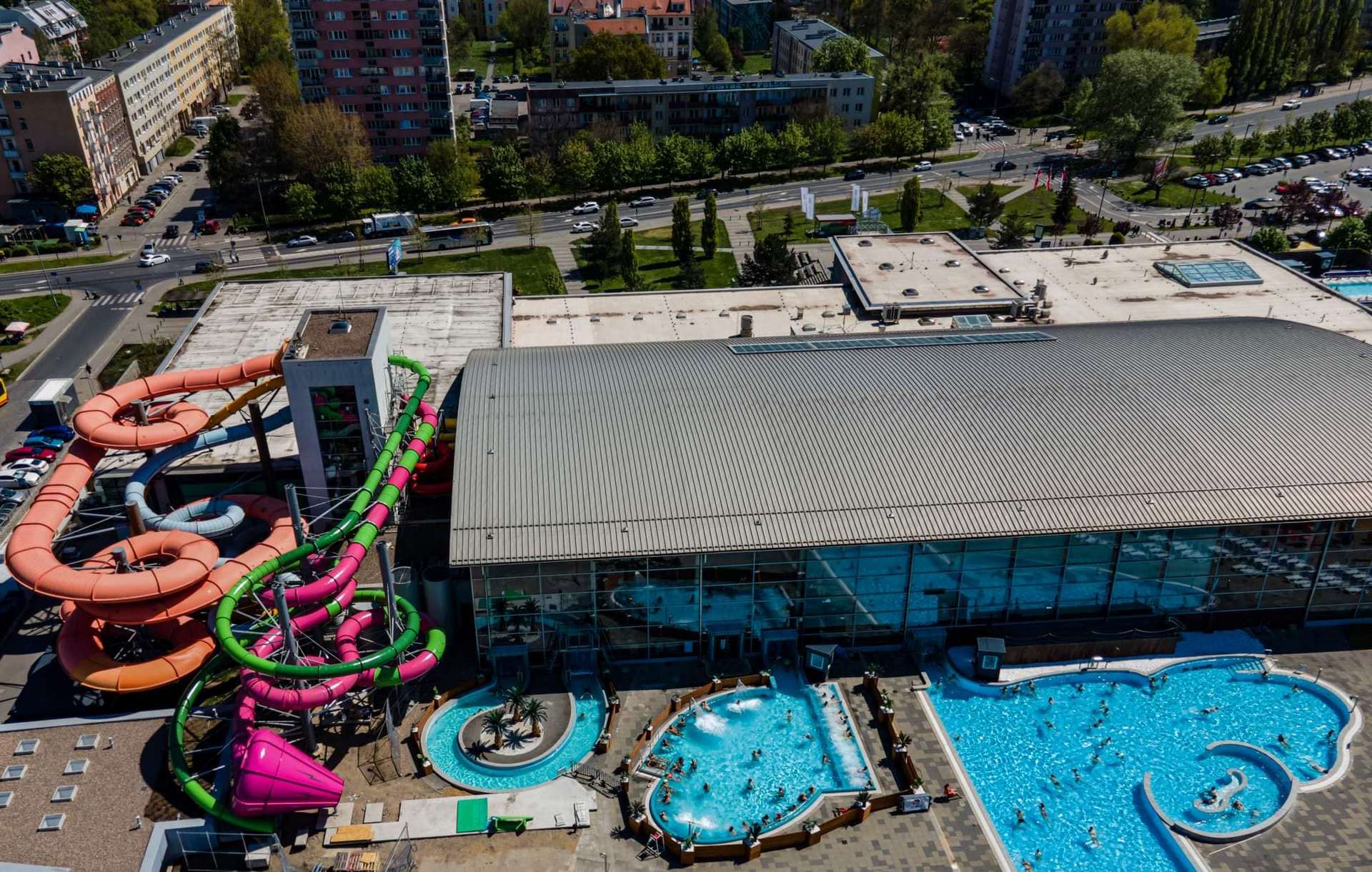 Dwie nowe zjeżdżalnie w Aquapark Wrocław już stoją. Kiedy otwarcie?