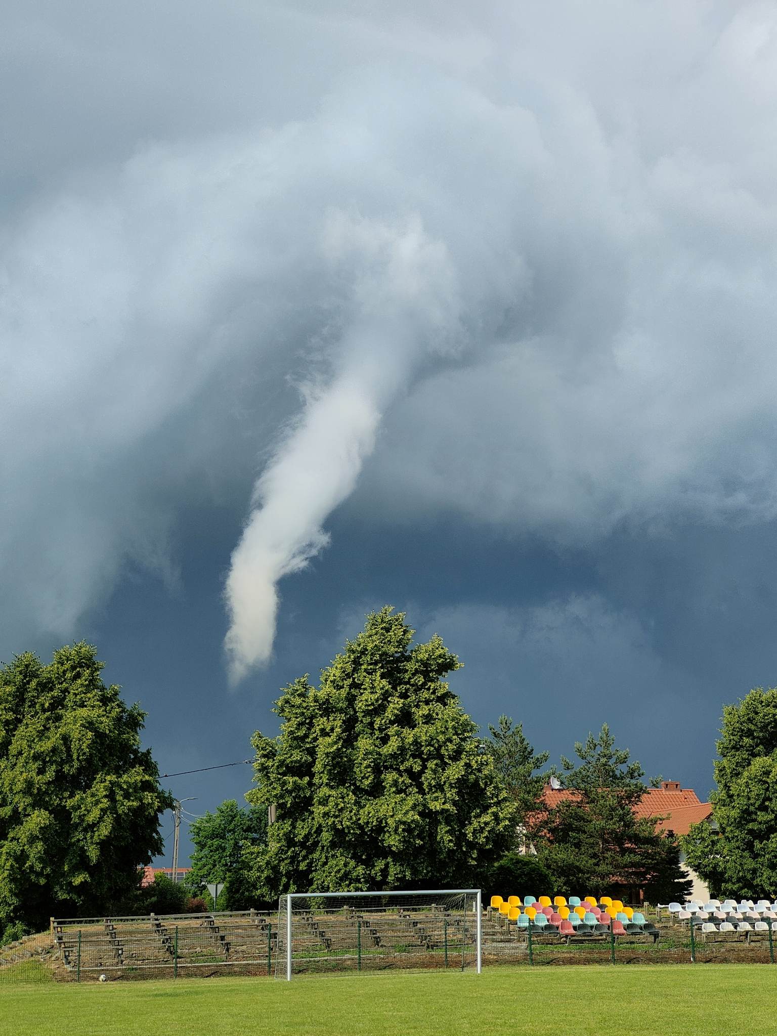 Trąba powietrzna pod Wrocławiem. W Żórawinie powstał lej kondensacyjny ...