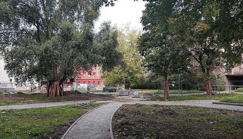 Podwórko u zbiegu ulic: Jodłowej, Nankiera, Piaskowej i pl. Nowy Targ