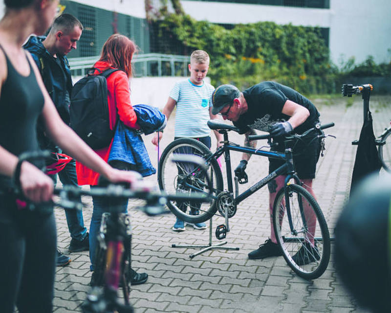 Dzień Trójkąta 2021, naprawa rowerów, got. Jerzy Wypych