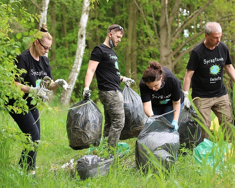 Sprzątanie śmieci w lasach 