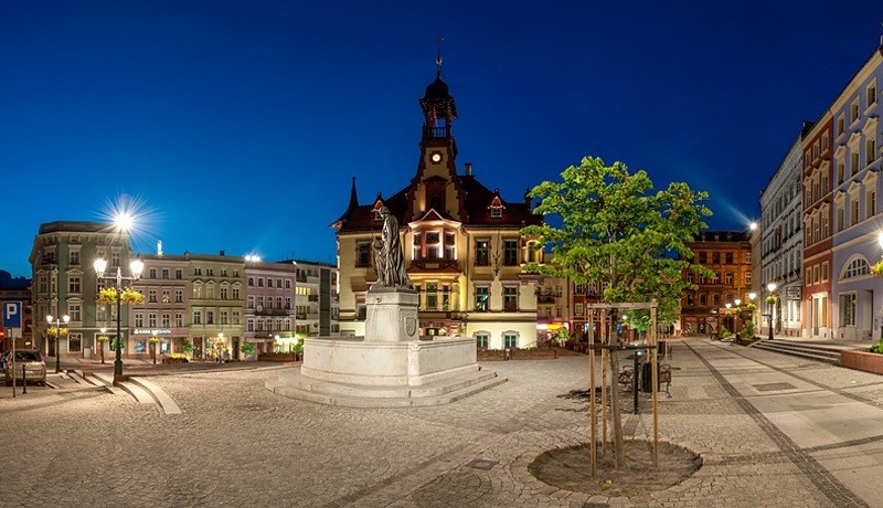 Rynek i ratusz w Nowej Rudzie w nocy