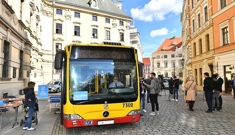 Przez cały październik szczepcioBUS będzie kursował między uczelniami, fot. UM Wrocław