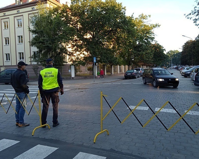 Szkolne ulice - na 30min. Stra Miejska zamyka ulice bezpośrednio przed szkołami 