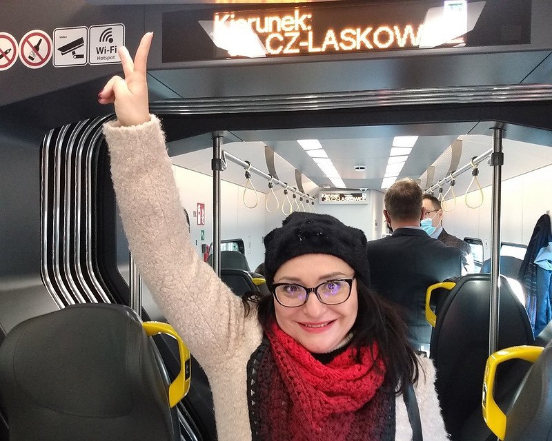 Anna Cybulska-Plewa, mieszkanka gminy Czernica cieszy się z nowego połączenia