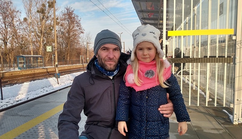 Rafał Ruszczyński z córeczką Lilianną na stacji Wrocław Sołtysowice