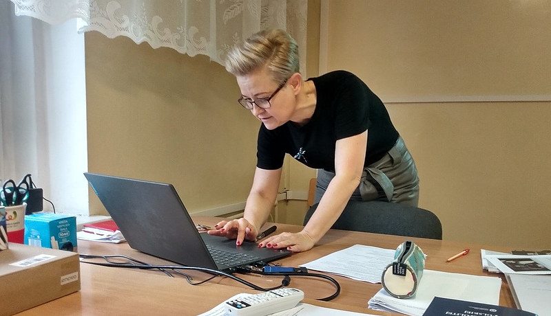 Anna Skubisz podczas prowadzenia zajęć w 12 LO