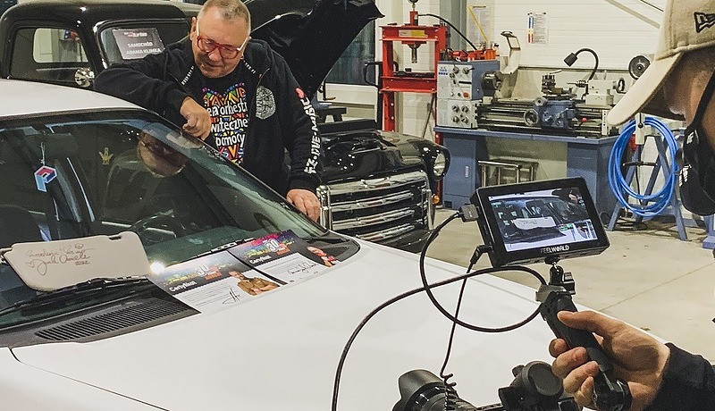 Jurek Owsiak po złożeniu autografów