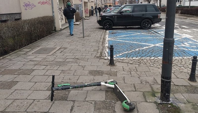 Pozostawiona na chodniku e-hulajnoga 