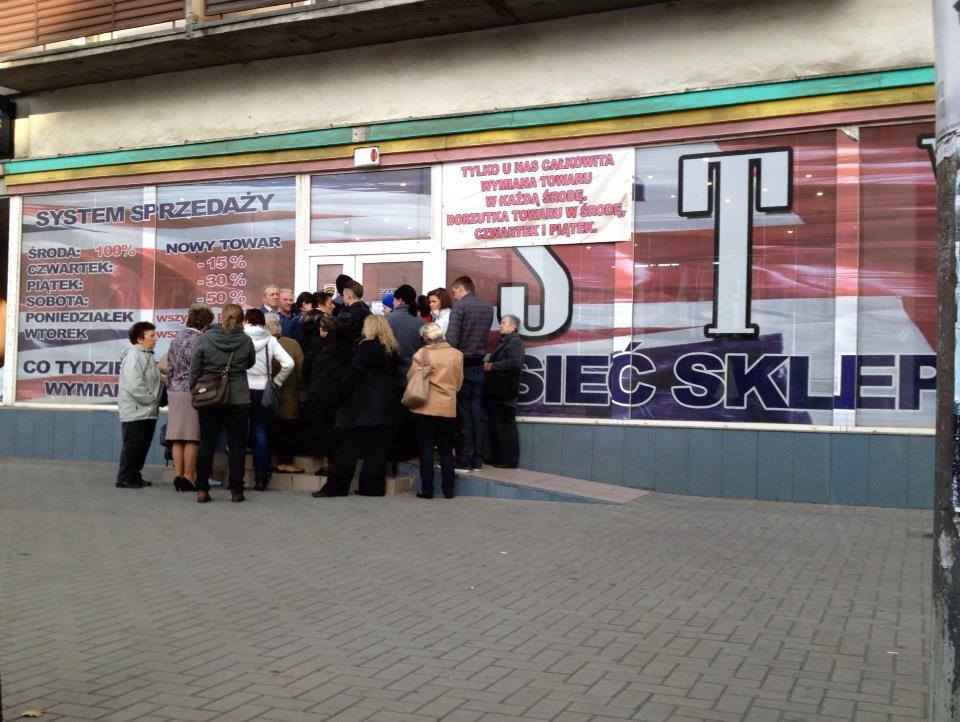 kolejka przed lumpeksem na pl. legionów