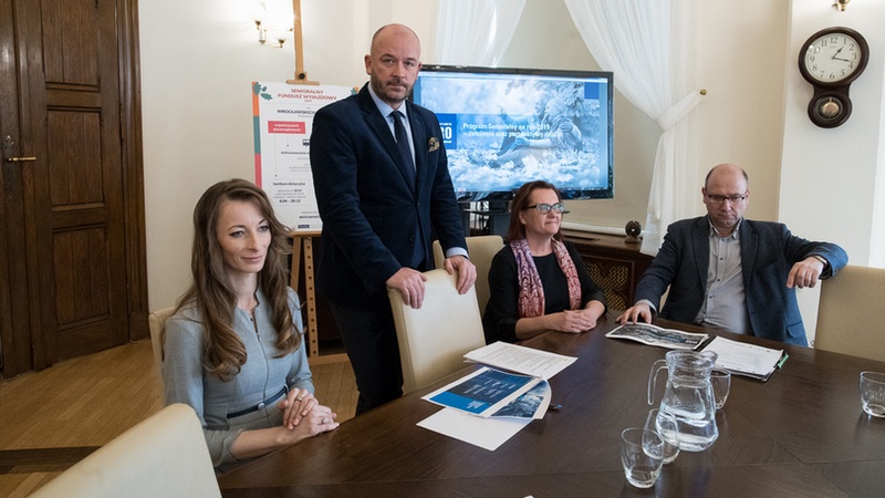 Od lewej: Ilona Zakowicz, Rzecznik Seniora i Opiekuna, Jacek Sutryk, prezydent Wrocławia, Dorota Feliks, dyrektor WCRS i dr Jacek Pluta - zastępca dyrektora Departamentu Spraw Społecznych. Fot. UMW 