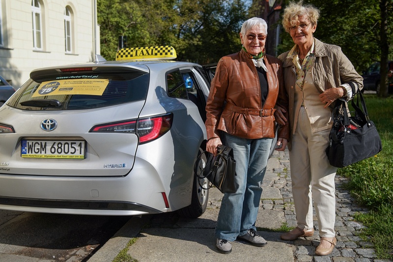 Katarzyna Słuka i Irena Knossalla aktywnie korzystają z Taxi Senior. Fot. UMW