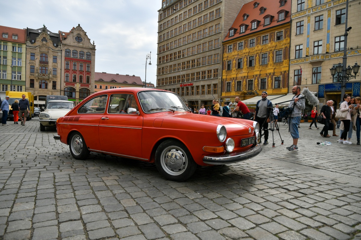 zabytkowy samochód na planie filmowym, Rynek