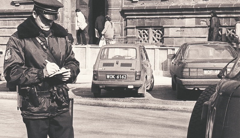  Strażnik miejski spisuje źle zaparkowany samochód (lata 90.), źródło: archiwum SM Wrocławia 