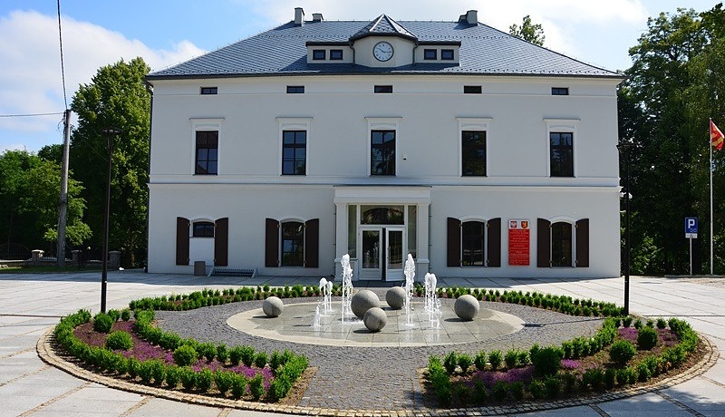 Dawny dwór w Stroniu Śląskim, letnia rezydencja Marianny Orańskiej, dzisiaj siedziba władz gminy