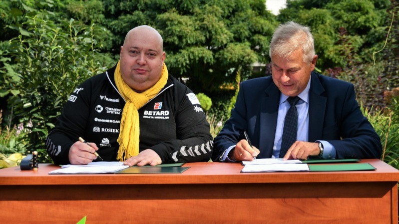 Krzysztof Balawejder i Maciej Chorowski podpisujący umowę na dofinansowanie zakupu 11 elektrycznych autobusów.