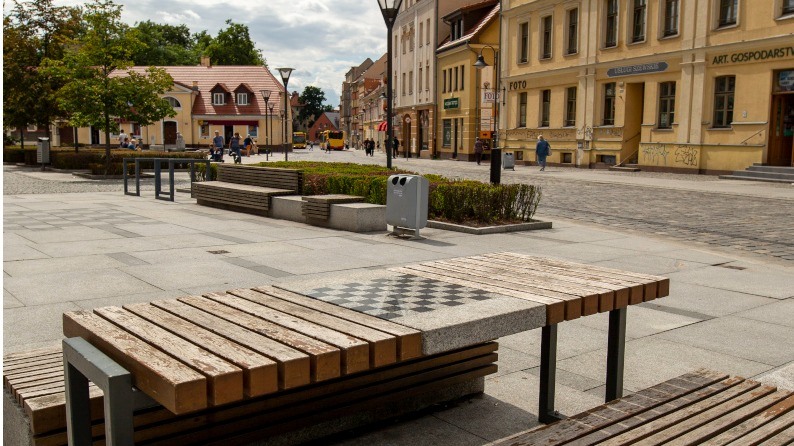 Plenerowy stół do szachów na ryneczku Psiego Pola - inwestycja zrealizowana ze środków WBO.