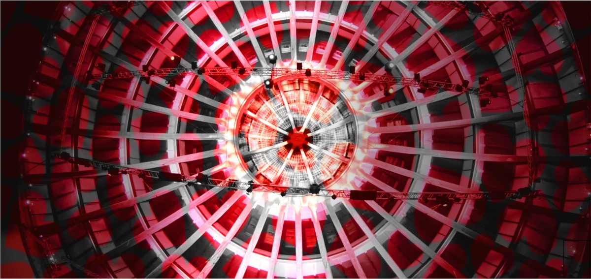 Widok od wewnątrz na podświetloną kolorami kopułę Hali Stulecia