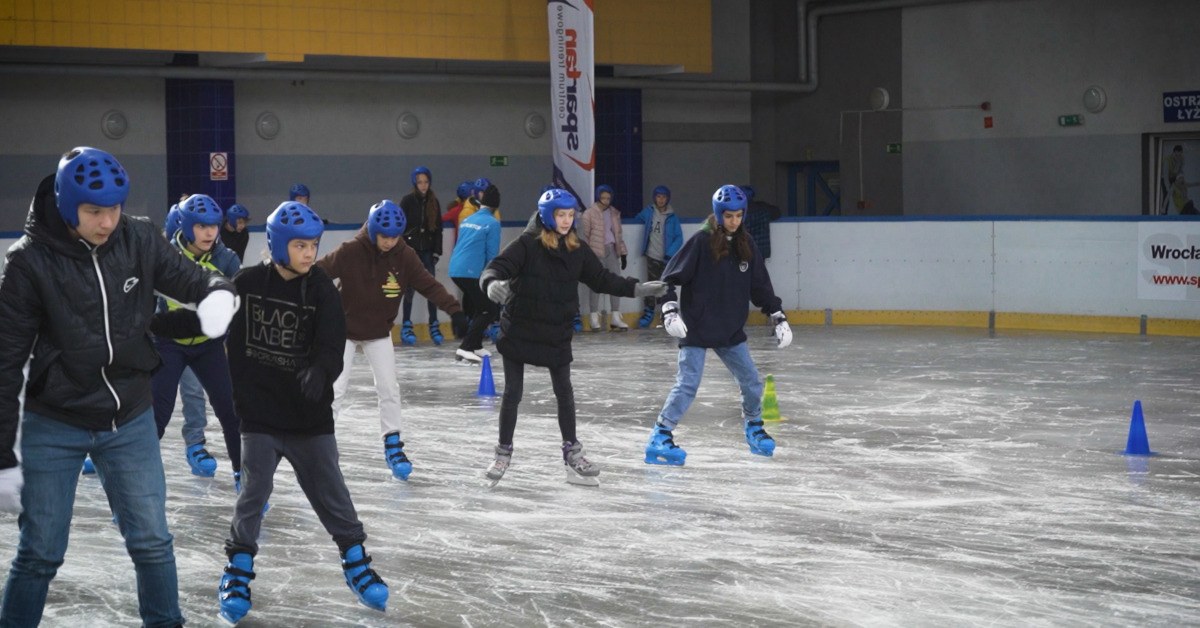 dzieci uczące się jeździć na łyżwach na lodowisku WCT Spartan we Wrocławiu
