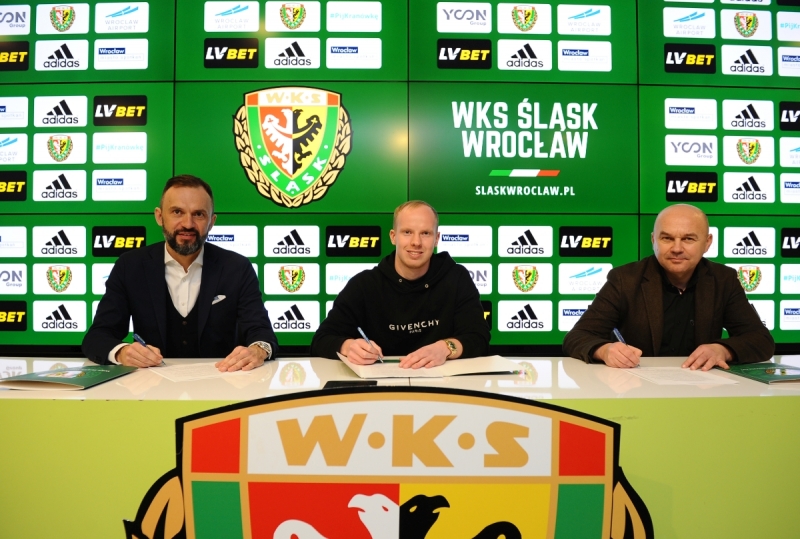 Dennis Jastrzembski ma zwiększyć konkurencję na lewej flance/fot. Dawid Antecki (slaskwroclaw.pl)