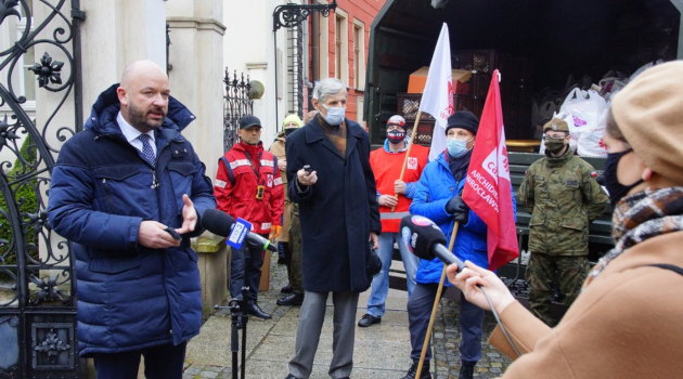 prezydent Wrocławia Jacek Sutryk podczas przekazania paczek świątecznych dla potrzebujących