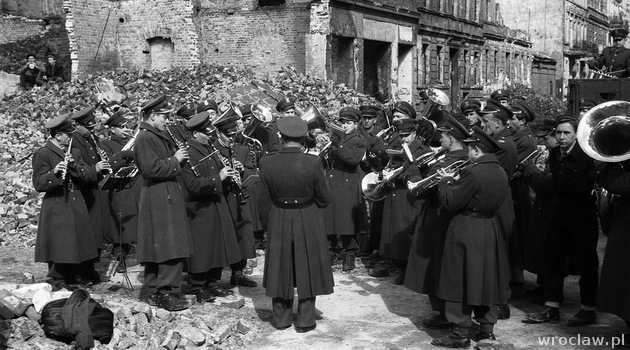 https://www.wroclaw.pl/files/cmsdocuments/11643206/630x350/Orkiestra%20grajaca%20na%20odgruzowywanej%20ulicy,%201947.jpg
