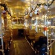 Wnętrze zabytkowego tramwaju Gustaw przystrojone świątecznymi lampkami.