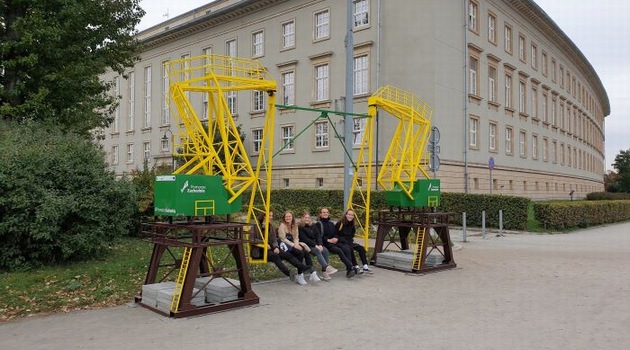 Repliki portowych żurawi „dźwigające” kilkuosobową huśtawkę, fot. UM Wrocławia 