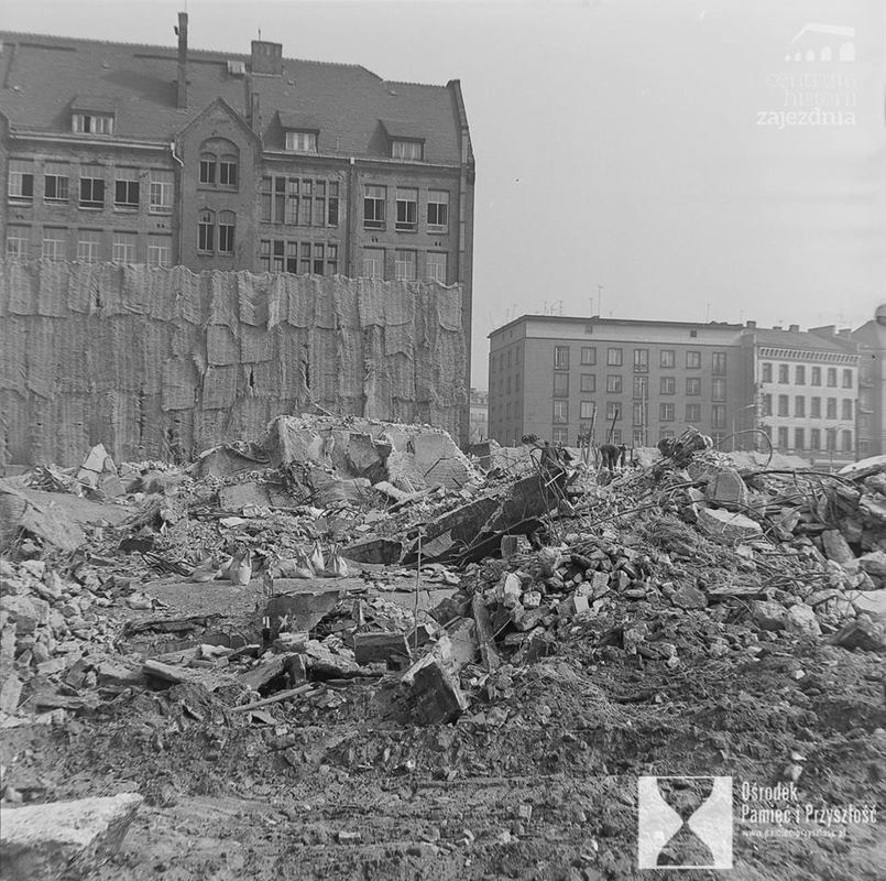 https://www.wroclaw.pl/files/pamiec-i-przyszlosc/Miejsce-po-wyburzonej-hali-targowej.jpg