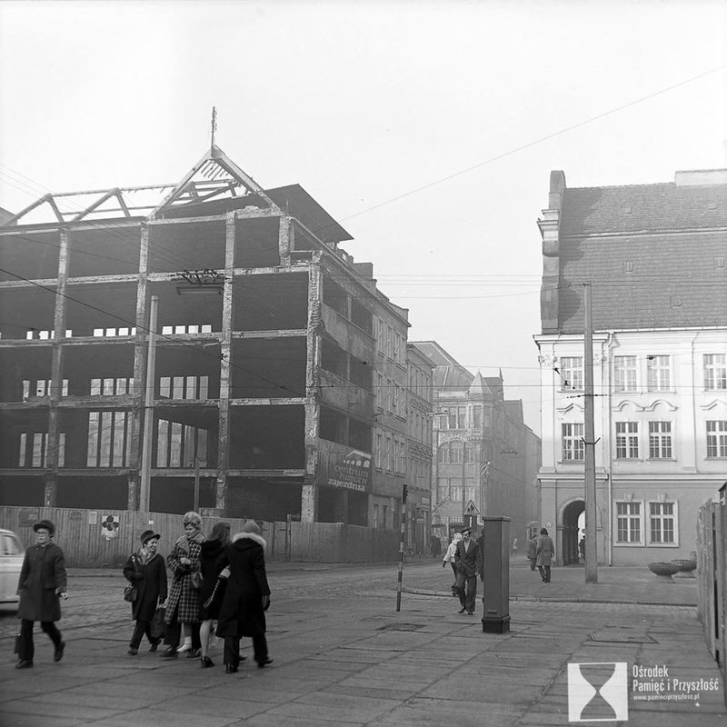 https://www.wroclaw.pl/files/pamiec-i-przyszlosc/z-lewej-riuny-towarowego-Bielschowsky.jpg