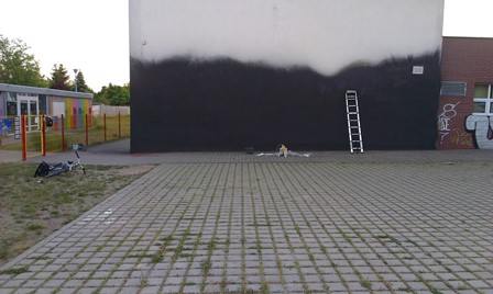 Graficiarze malują szkołę podstawową