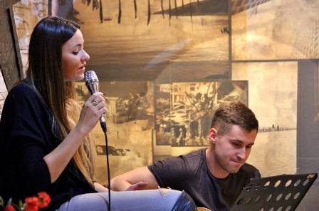 Natalia Podwin akustycznie w restauracji ALYKI