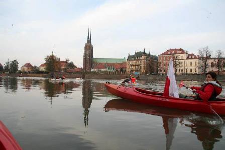Świętowanie Dnia Niepodległości w kajaku