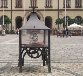 KSIĄŻKI rzucone na rynek