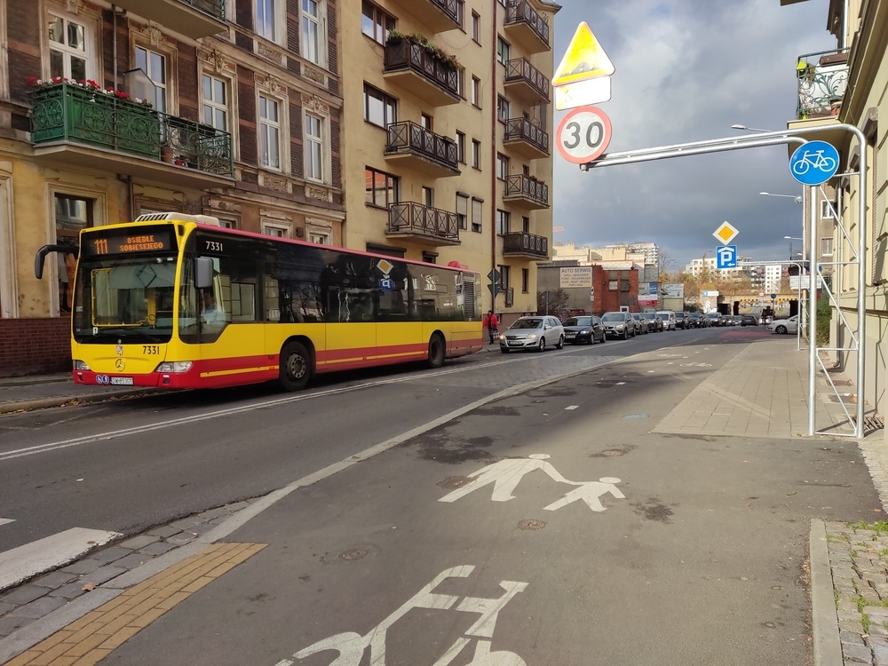 Na ul. Rychtalskiej powstaje brakujący odcinek drogi dla rowerów