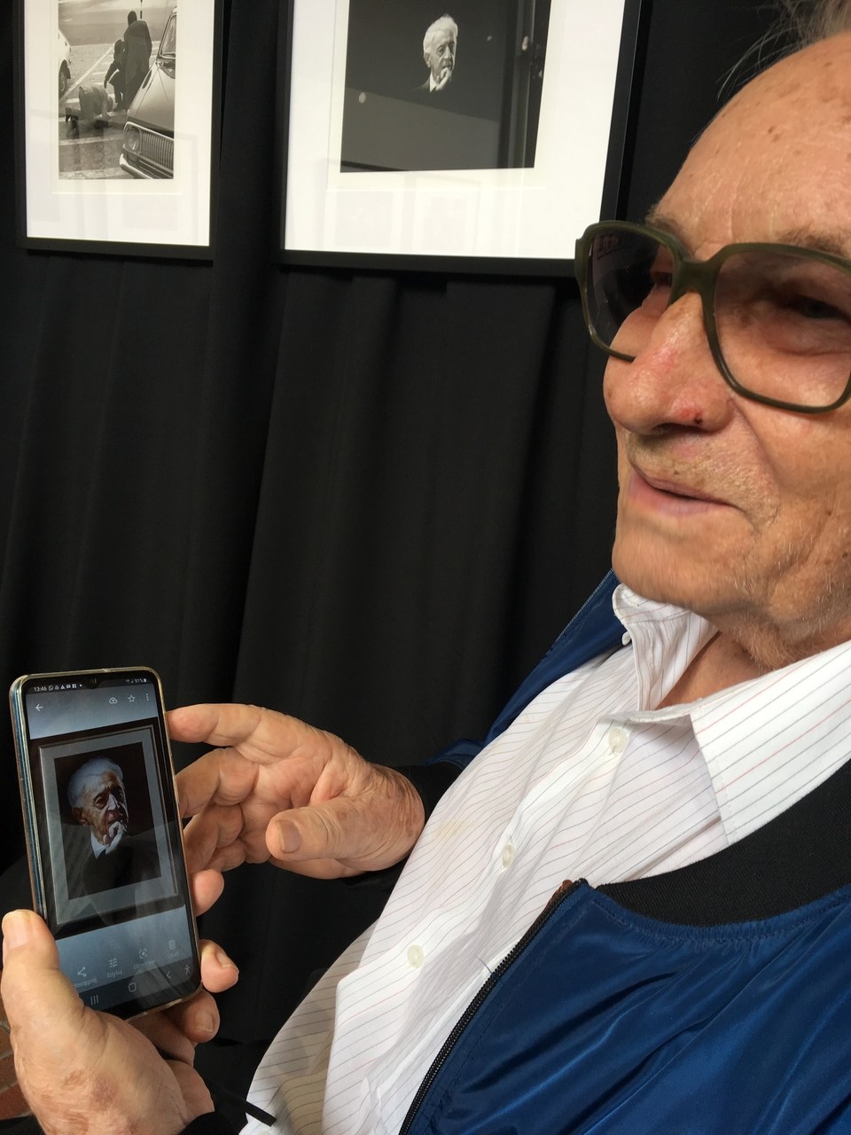 Jerzy Neugebauer pokazuje portret Artura Rubinsteina pozyskany z większego zdjęcia
