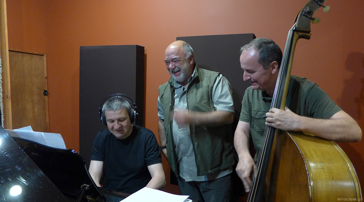 Kuba Stankiewicz, Peter Erskine i Darek Oleszkiewicz w Tritone Studio w Los Angeles podczas sesji nagraniowej/fot. Linda Oleszkiewicz