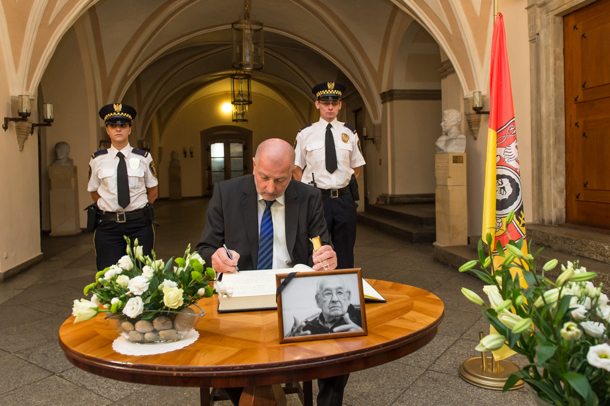 Andrzej Wajda księga kondolencyjna w ratuszu