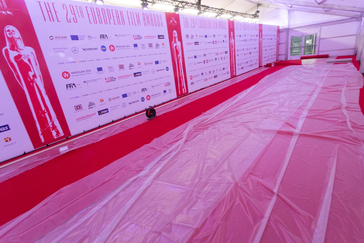 Czerwony dywan przed Narodowym Forum Muzyki